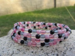 Černý saténový kvítek