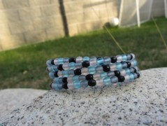 Černý saténový kvítek