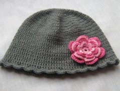 Černý saténový kvítek