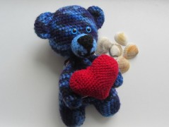 Černý saténový kvítek