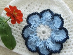 Černý saténový kvítek