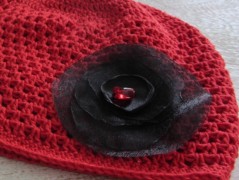 Černý saténový kvítek