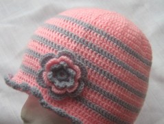 Černý saténový kvítek