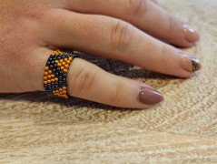 Černý saténový kvítek