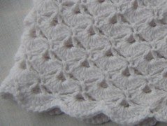 Černý saténový kvítek