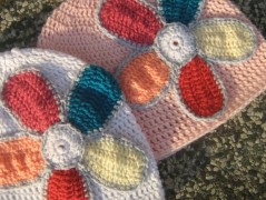 Černý saténový kvítek