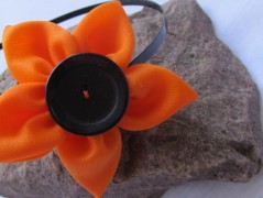 Černý saténový kvítek