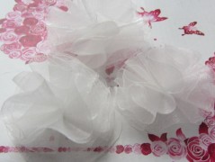 Černý saténový kvítek