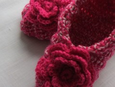 Černý saténový kvítek