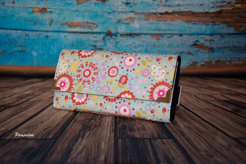 Modrá louka kabelka dárek peněženka barevné peníze bublinky drobné karty 