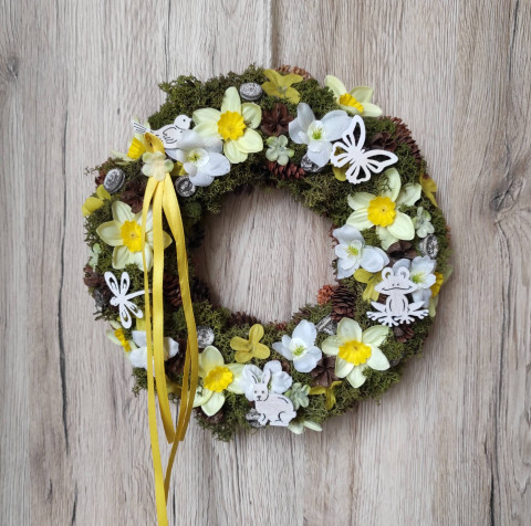 Jarní věnec se zvířátky dekorace dárek květina motýl zelený jarní věnec jaro motýlek květ velikonoce mech velikonoční květinový narcis flower k zavěšení easter trvanlivý stabilizovaný bezúdržbový wreath dovozový importovaný sprong 