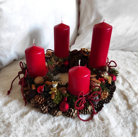 Adventní věnec do červené dekorace zima vánoce svícen svíčka vánoční věnec zimní červený advent adventní baňka christmas šiška wreath 