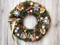 Vánoční věnec do zlatobílé