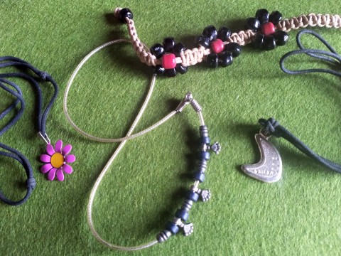 Malá slečna náhrdelník korálky žena dívka 