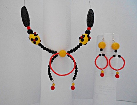 Souprava Žhavá sopka červená náhrdelník korálky náušnice sklo černá vinutky žlutá souprava minerály láva 