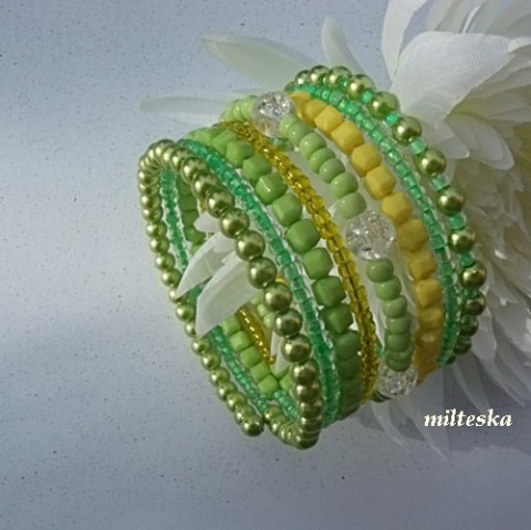 náramek-svěží zelený náramek korálky zelená zlatá bílá žlutá perličky rokajl voskované světlezelená paměťový drát modní doplněk 