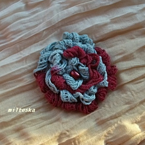 brož/spona brož sponka doplněk vlasy fialová růže šedá barevná květ moda čelenka aplikace brožka lila kvítek bordó příze textilní lepení lepená . korálky 