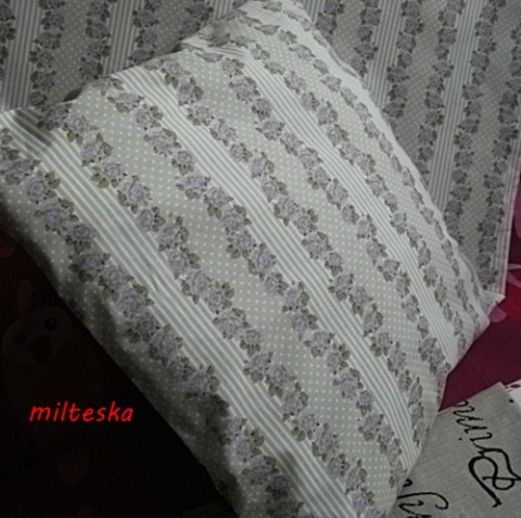 polštář s růžičkami-povlak bílá polštář růže relax béžová barevný veselý povlak peřinka spánek pohodlí režná odpočinek potah nápisy 