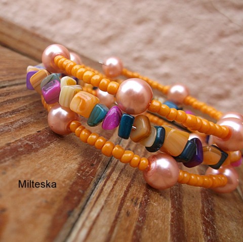 náramek s perletí náramek oranžová drát šedá perleť zlomky paměťový modní doplněk .korálky 