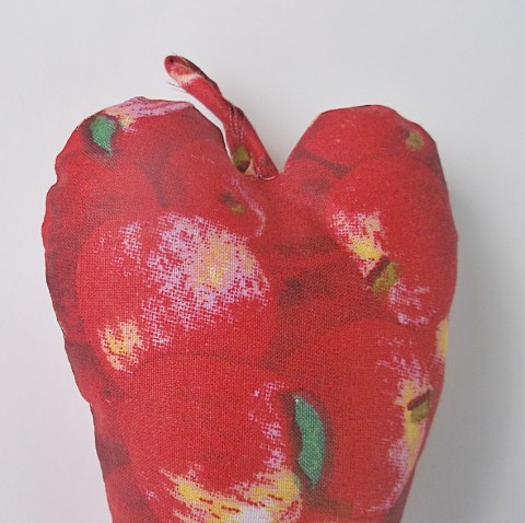 srdíčko s levandulí-jablíčka srdce dárek modrá vánoce levandule srdíčko bílá srdíčka růže žlutá bylinky béžová růžičky barevný veselý šatník proti molům moly 