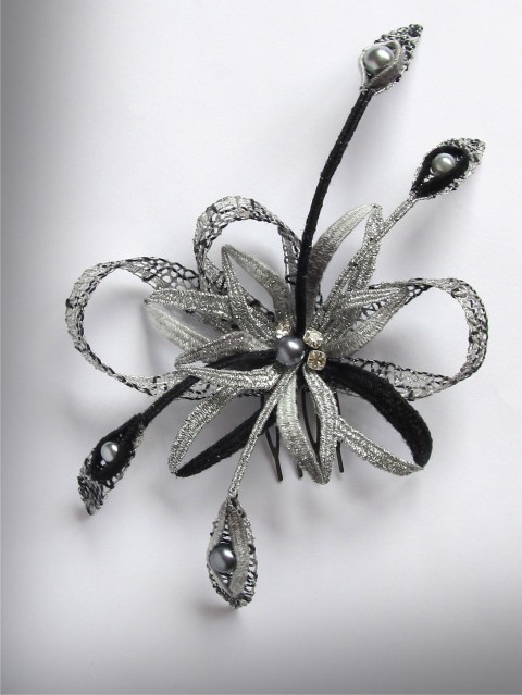 Zina-šperk do účesu spona originální moderní šedá ozdoba krajka stříbrná paličkovaná hřeben účes 