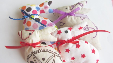 Zajíčci domov dekorace barevné šití svátek velikonoce barvy zajíc zajíček šité mašličky svátky zajíci hody hodování koledník pes kuličky bavlna materiál: bavlna 