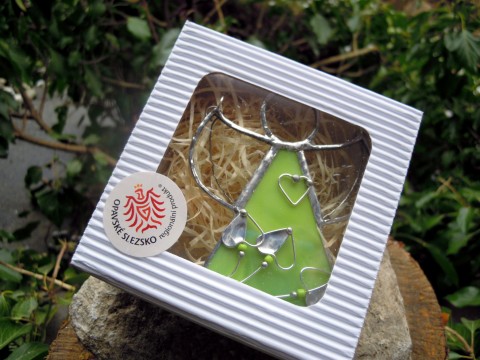 Andílek mrňousek s krabičkou dárek sklo anděl ochránce vitráž andělský strážce vitráž tiffany ochraňovat 