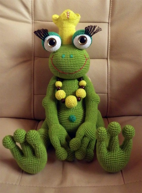 Háčkovaná žabička Tonička princezna hračka žába dětská žabička pro děti kuňka kuňkalka žabka tonička zakletá princezna žabí princezna 