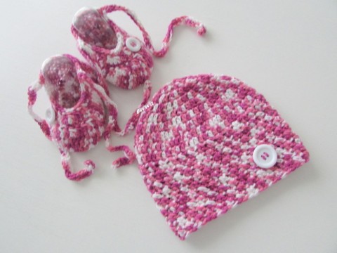 Čepička + botičky děti podzim fialová růžová jarní čepička holčička holčičí bílá jaro miminko souprava háčkované podzimní melír botičky handmade set bačkůrky capáčky 