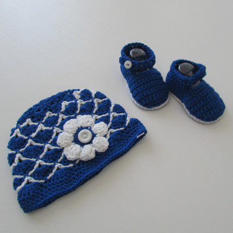 Čepička + botičky děti modrá podzim háčkovaná jarní čepička bílá klučičí jaro souprava kytička akryl aplikace podzimní kluk botičky unisex handmade set capáčky pro kluky 