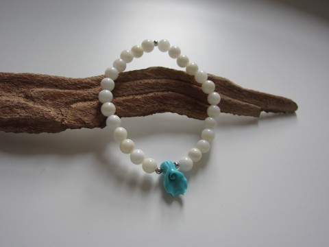 náramek Spolu květ - korál, perleť náramek dárek květina modrá bílá přírodní romantika květ perleť tyrkysová minerál nerez kvítek energie pruženka 