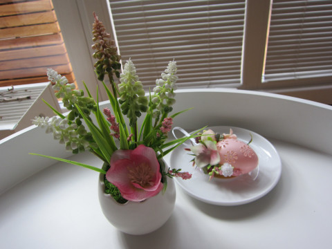 Aranžmá - Spring.01 - květiny květina jaro květináč velikonoce aranžmá skořápka modřenec čemeřice růžová. bílá 