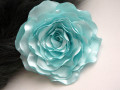 Saténová tyrkysová růže.