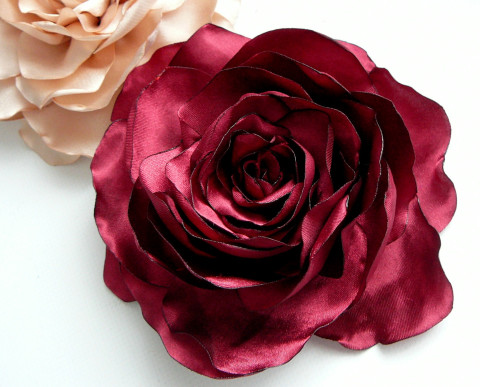 Vínová růže. růže sněhová bílá brož voálová 