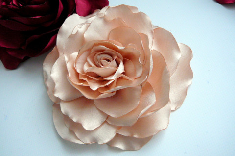 Pudrová růže. růže sněhová bílá brož voálová 