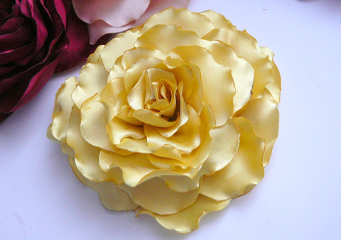 Zelenkavá růže. růže sněhová bílá brož voálová 