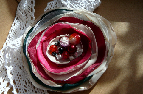 Brožka. brož šperk lososová béžová smetanová vintage styl opalovaná capučinová capučino 