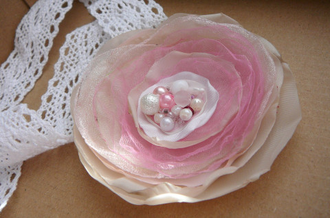 Jemná brož. brož šperk lososová béžová smetanová vintage styl opalovaná capučinová capučino 
