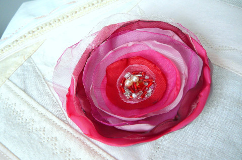 Růžová brožka. brož šperk lososová béžová smetanová vintage styl opalovaná capučinová capučino 