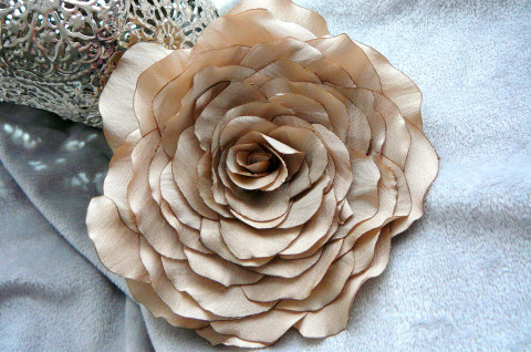 Béžová růže růže sněhová bílá brož voálová 