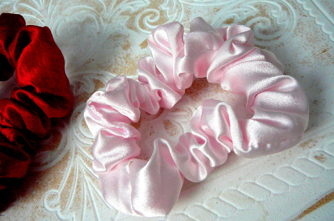 Jemně růžová gumička. modrá dívčí barevná ozdoba citronová gumička do vlasů 