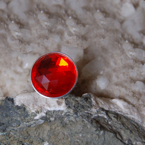 Červený prsten s broušeným sklem 