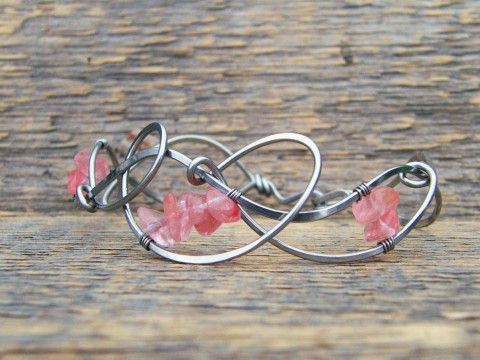 Náramek zdobený křemenem náramek drát růžová růže minerál osteofix chirurgická ocel něžný křemen něha růžička tepaný pro alergiky ypoalergenní 