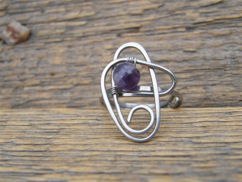 Prstýnek s kuličkou ametystu šperk polodrahokam prsten drát fialová elegantní elegance minerál lila ametyst osteofix chirurgická ocel prstýnek kulička hypoalergenní tepaný borůvky alergik na ruku pro alergiky alergici lesní plody bobule borůvka 