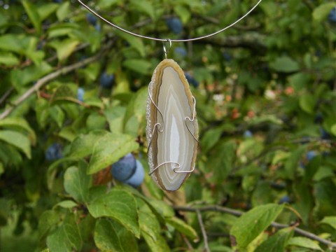 Přívěsek - achát s ocelovou obručí šperk přívěsek polodrahokam achát drát elegantní šedá béžová elegance minerál osteofix chirurgická ocel obruč antialergenní alergik pro alergiky na krk alergici 