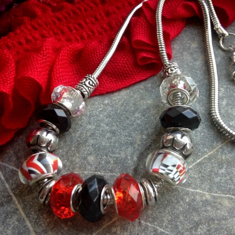 Červeno-černý náhrdelník náhrdelník korálky řetízek hadí 