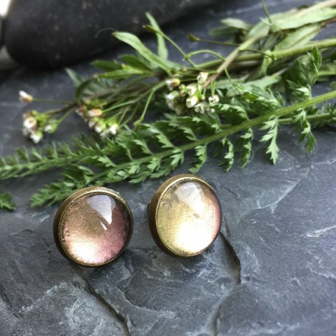 Metalické náušnice - puzety sklo elegantní metalická mosaz měňavá 