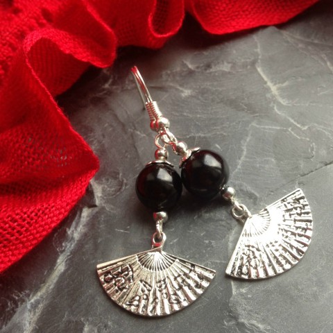 Černé bobule s vějířky černá vějíř hrozny bobule 