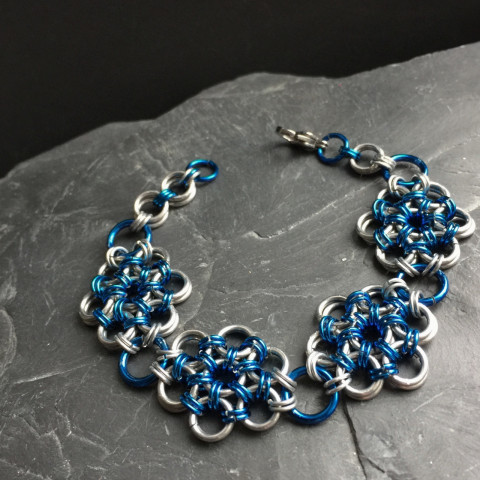 Modré kytičky - kroužkovaný náramek náramek kroužky kroužkování chainmaille 