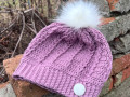 Starorůžová čepice s bambulí
